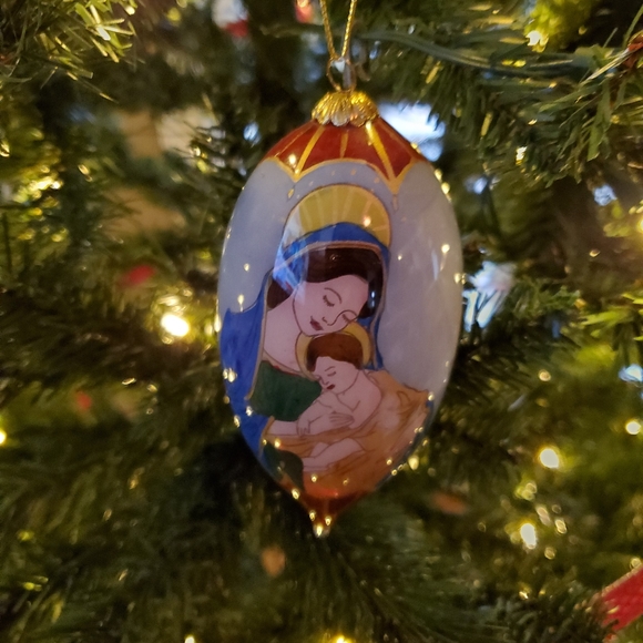 Madonna and baby Jesus ornament - Picture 1 of 2